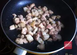 Illustration of how to make stewed rice with potatoes and beans 11