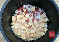 Illustration of how to make braised rice with sweet potato and sausage 4