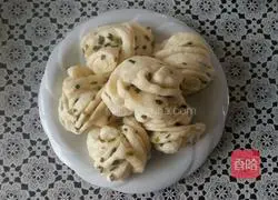 Illustration of how to make milk and scallion flower rolls 14