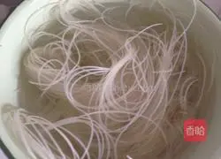 Illustration of how to make spicy rice noodles with minced pork 3