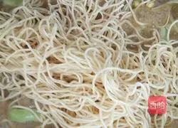 Illustration of how to make rice dumpling-flavored lentil braised noodles 11