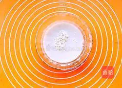 Illustration of how to make carrot flower rolls 5