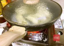 Illustration of how to make family version of pot stickers 12