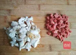 Illustration of how to make salted duck egg white, ham sausage and white rice porridge 2