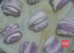 Illustration of how to make two-color flower rolls 3