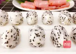 Illustration of how to make cheese and bacon rice balls 7