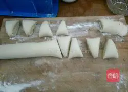 Illustration of how to make scallion rolls 11