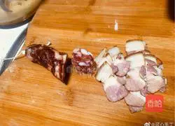 Illustration of how to make sausage and bacon clay pot rice 3