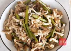 Illustration of how to make braised noodles with garlic and sprouts in iron pot 14