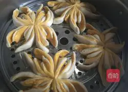 Illustration of how to make two-color chrysanthemum rolls 12