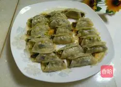 Illustration of how to make zucchini, black fungus, and egg pot stickers 16