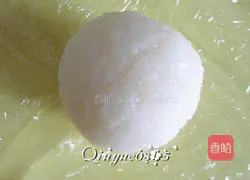 Illustration of how to make football rice balls 3