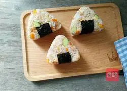 Illustration of how to make meat floss triangle rice balls 10