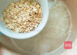 Illustration of how to make banana oatmeal porridge for baby food supplement 4