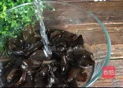 Illustration of making fungus, yam and millet porridge 2