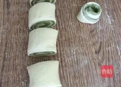 Illustration of how to make green juice flower rolls 8