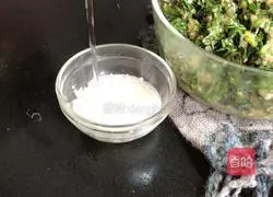 Illustration of how to make local vegetable spring rolls 6