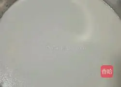 Illustration of making rice noodles with batter 8