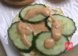 Illustration of how to make beef and egg hamburger 9