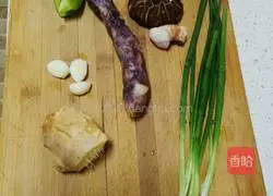 Illustration of Sichuan Sausage and Mushroom Braised Rice 1