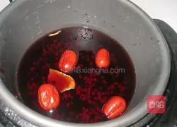 Illustration of how to make black rice, red bean and red date porridge 3