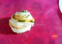 Illustration of how to make scallion rolls 6