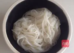 Illustration of how to make spicy rice noodles with minced meat 13