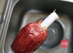 Illustration of how to make red date and raisin hair cake 3