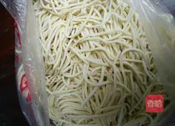 Illustration of how to make cold shredded chicken noodles 4