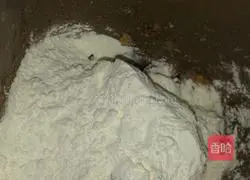 Illustration of how to make jujube, walnut, brown sugar and cornmeal cakes 9