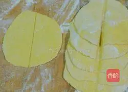 Illustration of how to make rose rolls 1