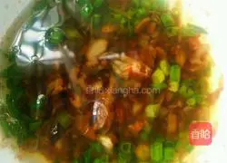 Illustration of how to roll rice noodles with scallion oil 6