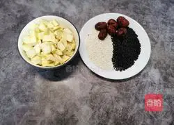 Illustration of how to make sweet potato and black rice porridge 1
