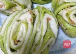 Illustration of how to make contrasting ham and chive rolls 15