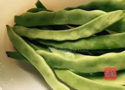 Illustration of home-style braised beans and noodles 1