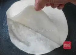 Illustration of how to make shredded potato burritos 14