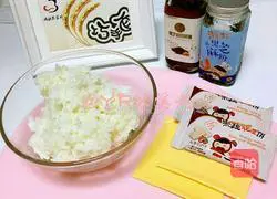 Illustration of grilled rice balls with cheese on top 1