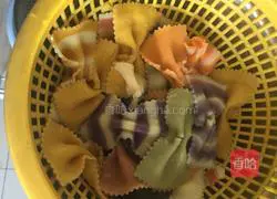 Illustration of how to make Italian butterfly noodles 5