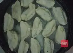 Illustration of how to make crispy pot stickers 2