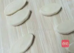 Illustration of how to make rose rolls 3