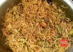 Illustration of how to make braised noodles with pork belly and beans 9