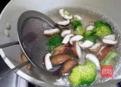 Illustration of how to make sausage clay pot rice 3