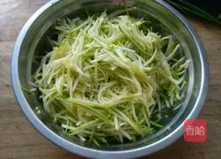 Illustration of how to make zucchini, black fungus, egg and pot stickers 5