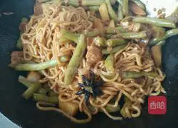 Illustration of how to make braised noodles with potatoes and beans 9