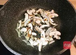 Illustration of how to make mushroom and scallop porridge 6