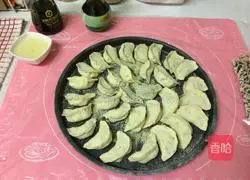 Illustration of how to make frozen dumplings into golden pot stickers 1