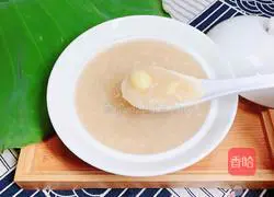 Illustration of how to make fresh lotus leaf, lily and lotus seed porridge (clearing heat and relieving heat) 15