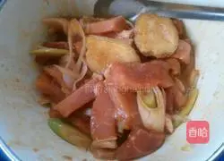 Illustration of how to make carrot and lean meat claypot rice 2