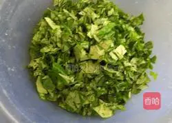 Illustration of how to make sweet potato leaf steamed buns 3