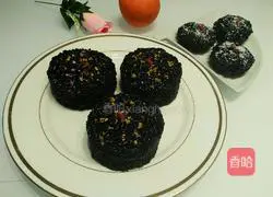 Illustration of how to make black rice balls 14